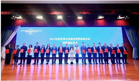 潤錦城(chéng)公司榮獲“成都(dōu)市(shì)物(wù)業(yè)管理(lǐ)協會(huì)2023年(nián)度優秀會(huì)員(yuán)”等多(duō)項榮譽稱号